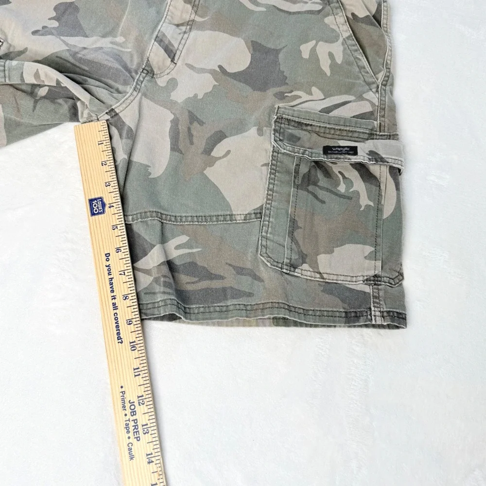 Wrangler Relaxed‎ Fit Camo Cargo Shorts Men's 36 Green Y2K Utility 10in